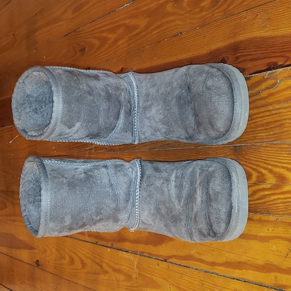 UGG Classic Short 2 Boot, Sized 6 in Grey. - Picture 2 of 9